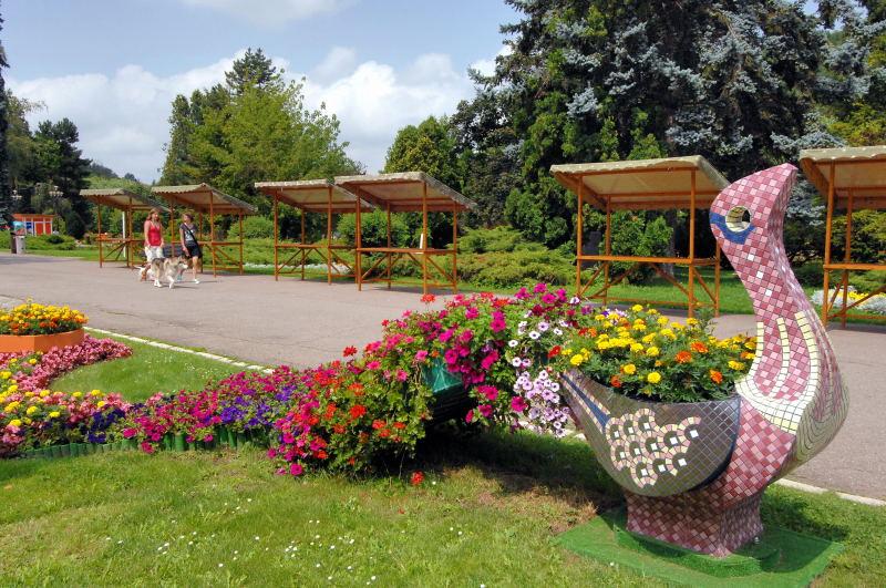 1486-布拉索夫旅館對面的小公園.JPG
