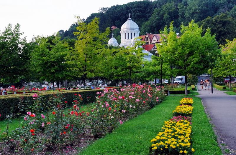 1487-布拉索夫旅館對面的小公園.JPG
