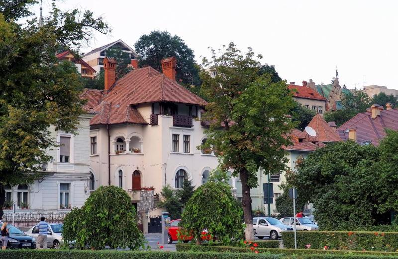 1496-布拉索夫旅館對面的小公園.JPG