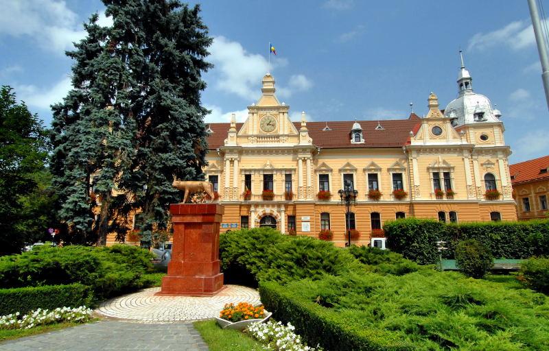 1535-布拉索夫旅館附近的經典建築物.JPG