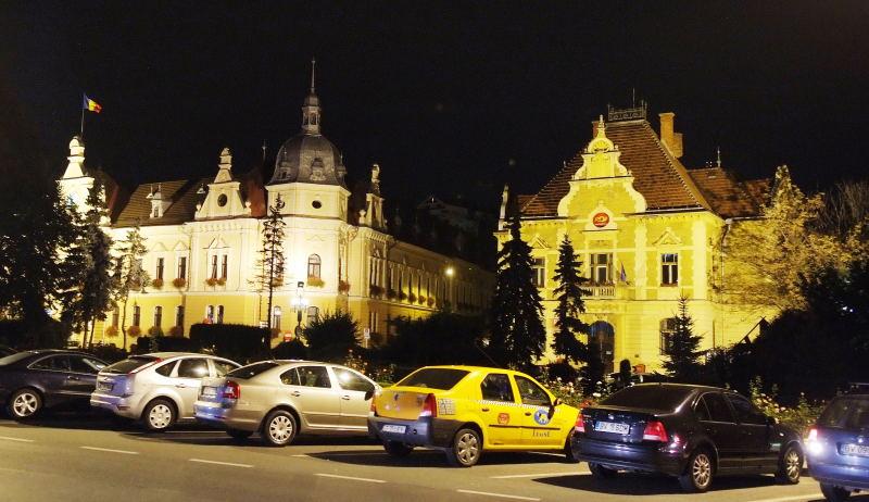 1729-布拉索夫-美建築晚間景觀.JPG