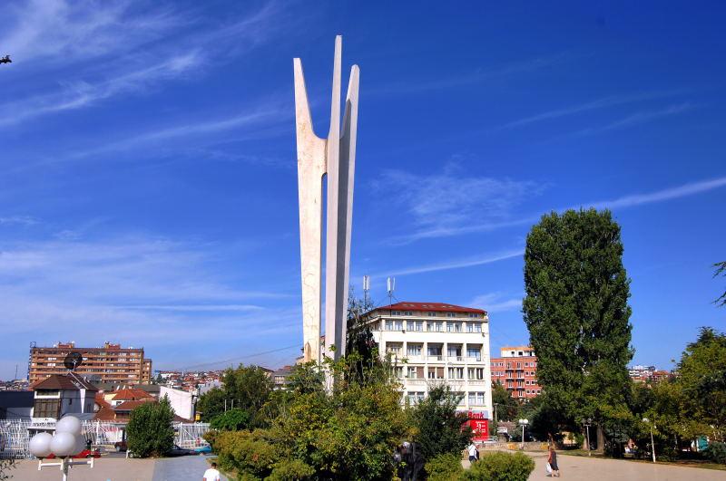 5800-科索沃-三兄弟團結盟邦紀念碑.JPG