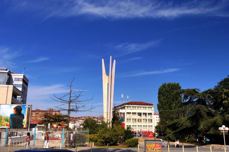5887-科索沃-三兄弟團結盟邦紀念碑.JPG
