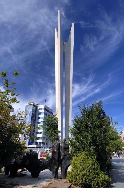 5889-科索沃-三兄弟團結盟邦紀念碑.JPG