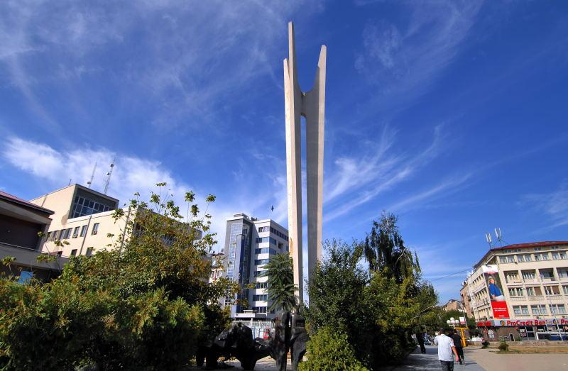 5890-科索沃-三兄弟團結盟邦紀念碑.JPG