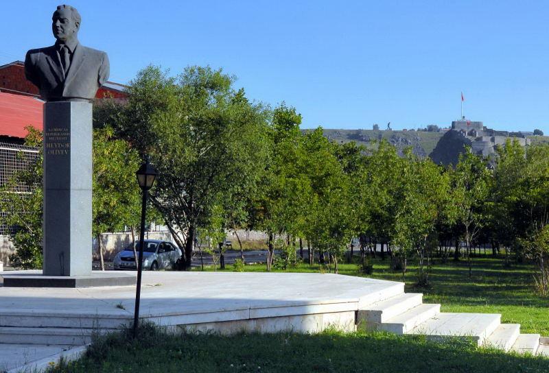 1109-東土耳其-卡爾斯市-飯店-亞塞拜然總統雕像