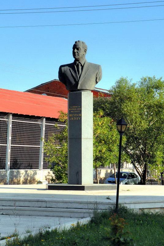1110-東土耳其-卡爾斯市-飯店-亞塞拜然總統雕像