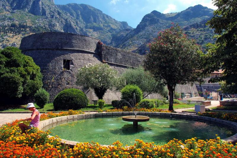 6725-黑山-柯托爾-舊城牆前方噴水池.JPG