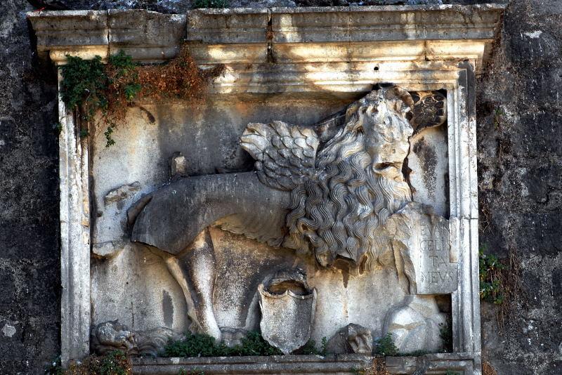 6748-黑山-柯托爾-舊城牆的雕飾品特寫.JPG