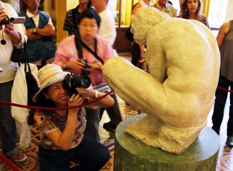 0286-冬宮博物館-拍雕件的遊客.JPG