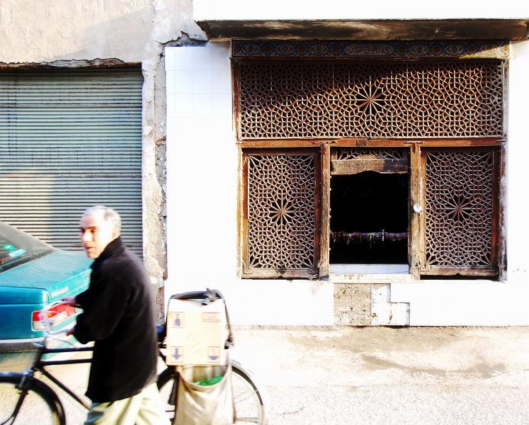 4332-伊斯法罕-巴札外圍的建築物-原木窗戶