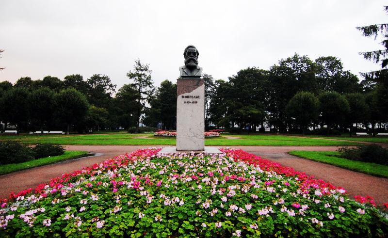 1835-斯莫爾尼宮學院-前方花圃-恩格斯銅像.JPG
