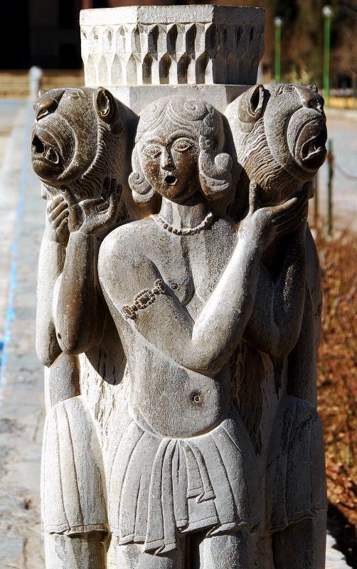 4506-伊斯法罕-40柱廳-水池前女泰山雕像