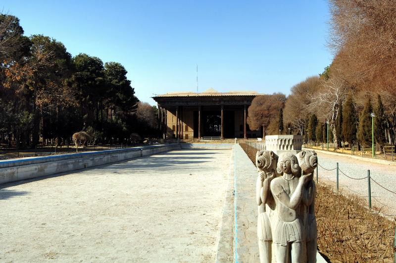 4524-伊斯法罕-40柱廳-水池前女泰山雕像