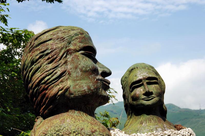 008-小烏來ㄧ日遊-原住民婦女雕像