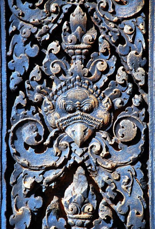 2335-女王宮-大門左邊門柱石雕特寫.JPG
