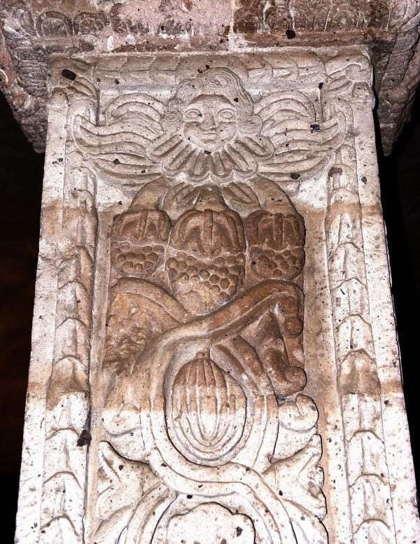 1190-阿雷基帕-大教堂石柱-捲髮西班牙人.JPG