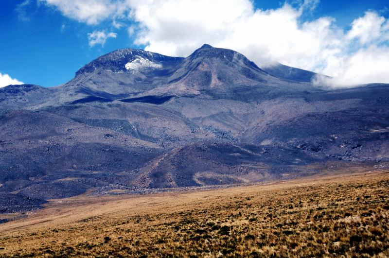 1503-阿雷基帕往奇法易路上-米斯提火山5822M.JPG
