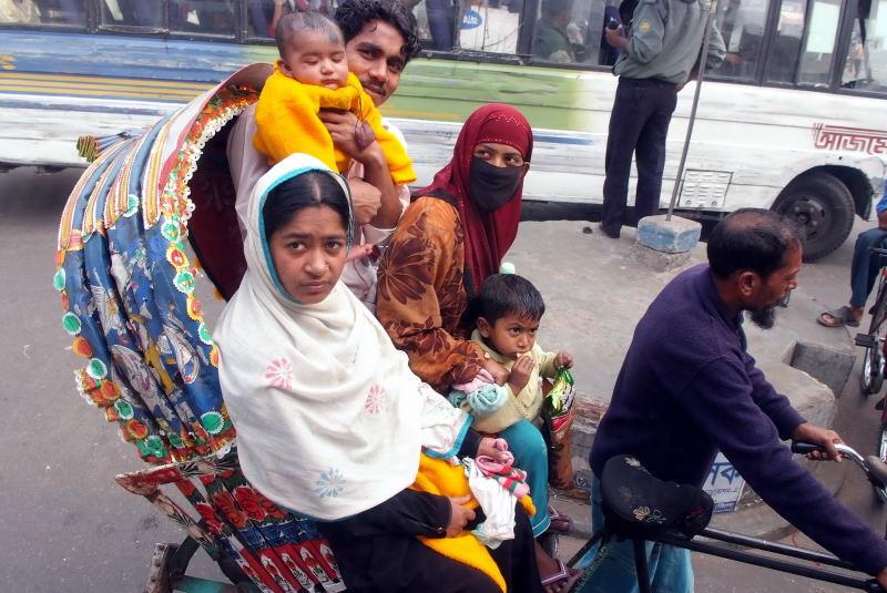 0198-孟加拉-一家五口同搭三輪車.JPG