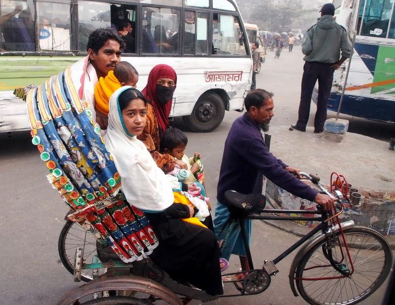 0334-孟加拉-一家五口同搭三輪車.JPG