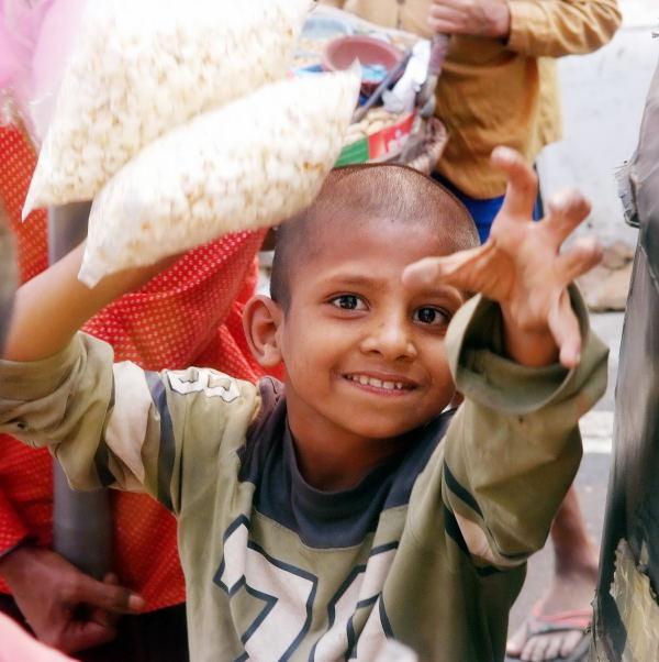 0428-孟加拉-賣報米花的小童.JPG