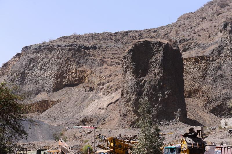1063-伊布-巴丹山脈的採石場.JPG