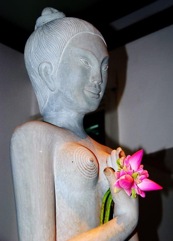 4991-和平飯店-高棉美女雕像