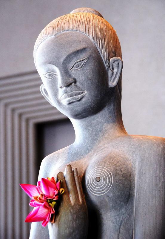 4992-和平飯店-高棉美女雕像