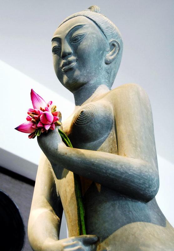 4995-和平飯店-高棉美女雕像