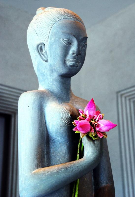 5263-和平飯店-高棉美女雕像