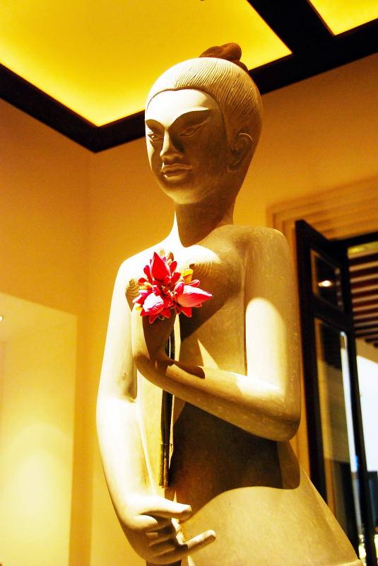 5268--和平飯店-高棉美女雕像