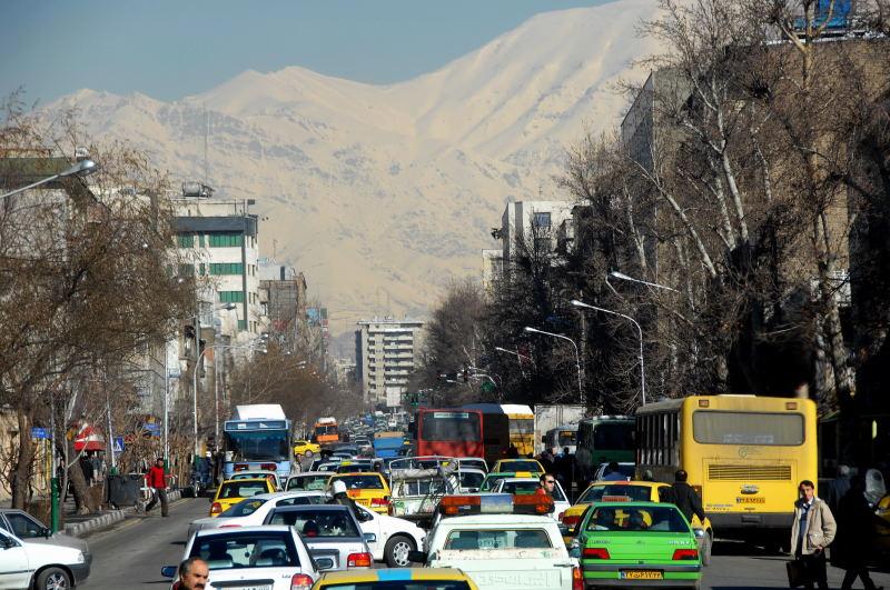 8208-車拍-德黑蘭街頭-前方是雪山