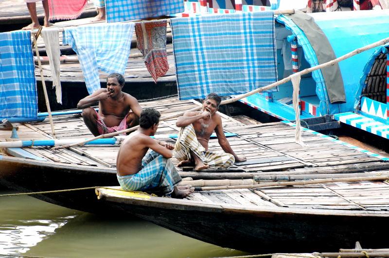 0609--加爾各達-恆河支流景觀-船屋-正在刷牙的居民.JPG