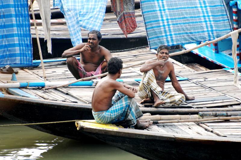 0611--加爾各達-恆河支流景觀-船屋-正在刷牙的居民.JPG