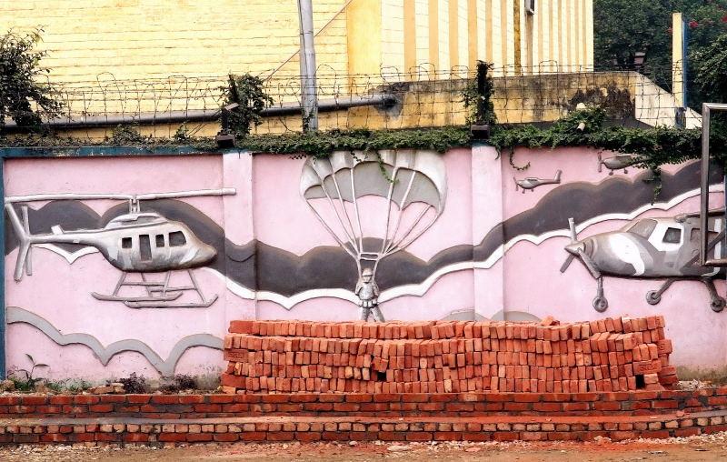 1141-加爾各達-空軍基地圍牆裝飾.JPG