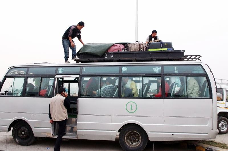 1600-往大吉嶺的遊覽車-裝行李