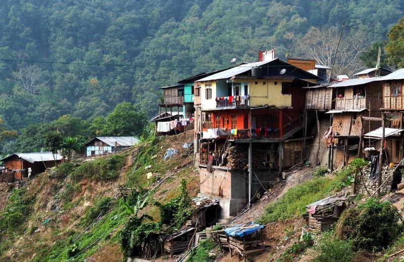 3518-往不丹的路上-溪流邊民宅.JPG