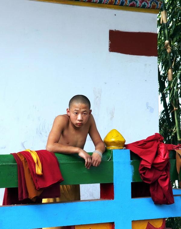 3806-不丹-卡邦地冬宮-喇嘛廟小沙彌.JPG