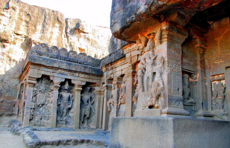 1669-愛羅拉石窟-印度教區-16窟門口