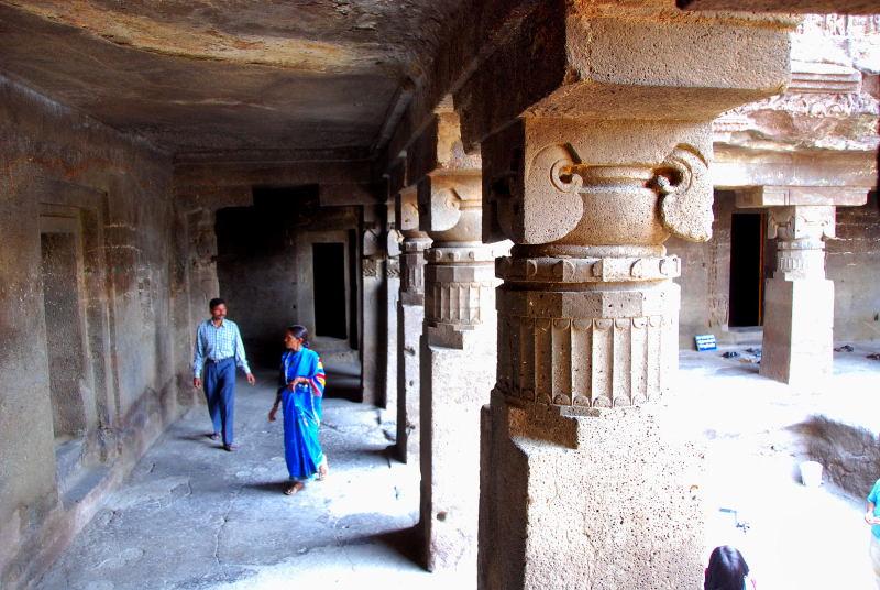 1840-愛羅拉石窟-佛教區-12號洞窟-迴廊石柱