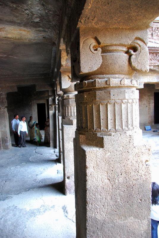 1841-愛羅拉石窟-佛教區-12號洞窟-迴廊石柱