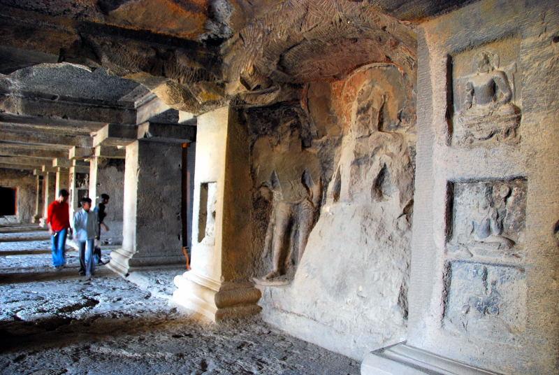 1854-愛羅拉石窟-佛教區-12號洞窟-迴廊石柱