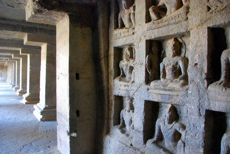 1855-愛羅拉石窟-佛教區-12號洞窟-迴廊石柱