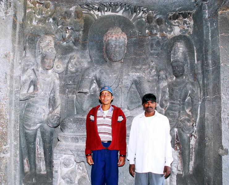 2502-愛羅拉石窟-佛教區-12號洞窟的遊客.JPG