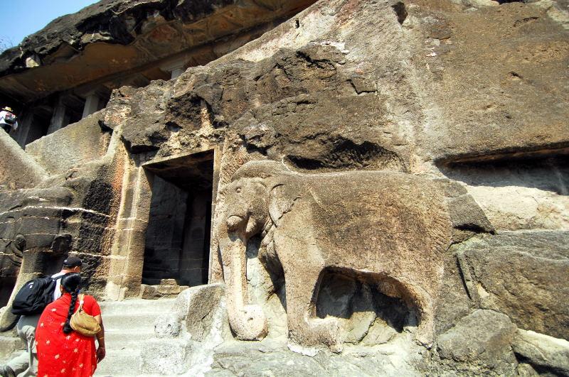 3021-阿姜塔石窟-12號洞窟門口大象雕飾.JPG