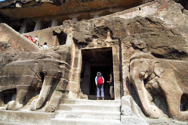 3024-阿姜塔石窟-12號洞窟門口大象雕飾.JPG