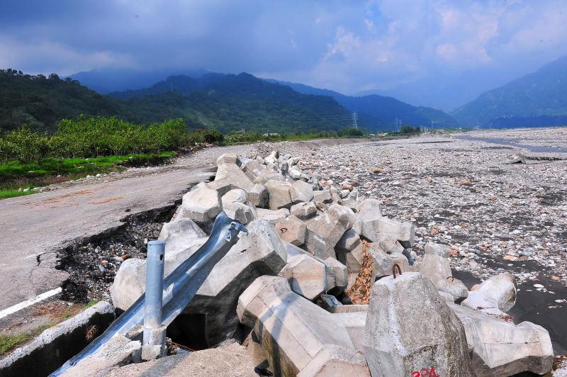 082-蘇立颱風沖毀提防與路基-卓蘭段