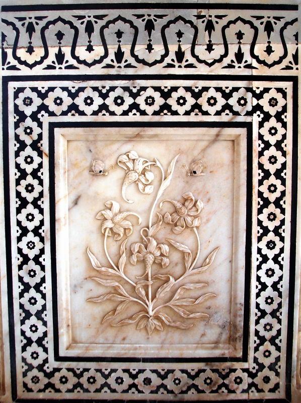 4677-琥珀堡-勝利廳的拱型廊柱碁石雕花.JPG
