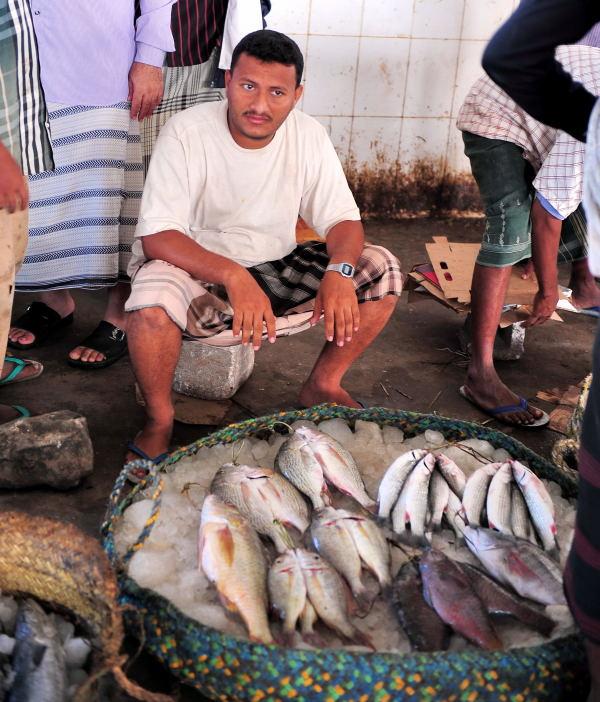 2628-何台達港區-魚市場的魚販