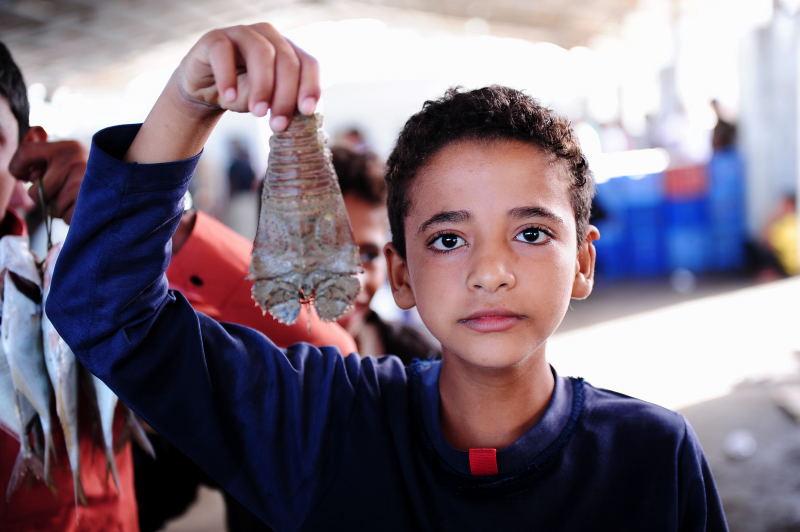 2648-何台達港區-漁港碼頭-賣魚的的小朋友